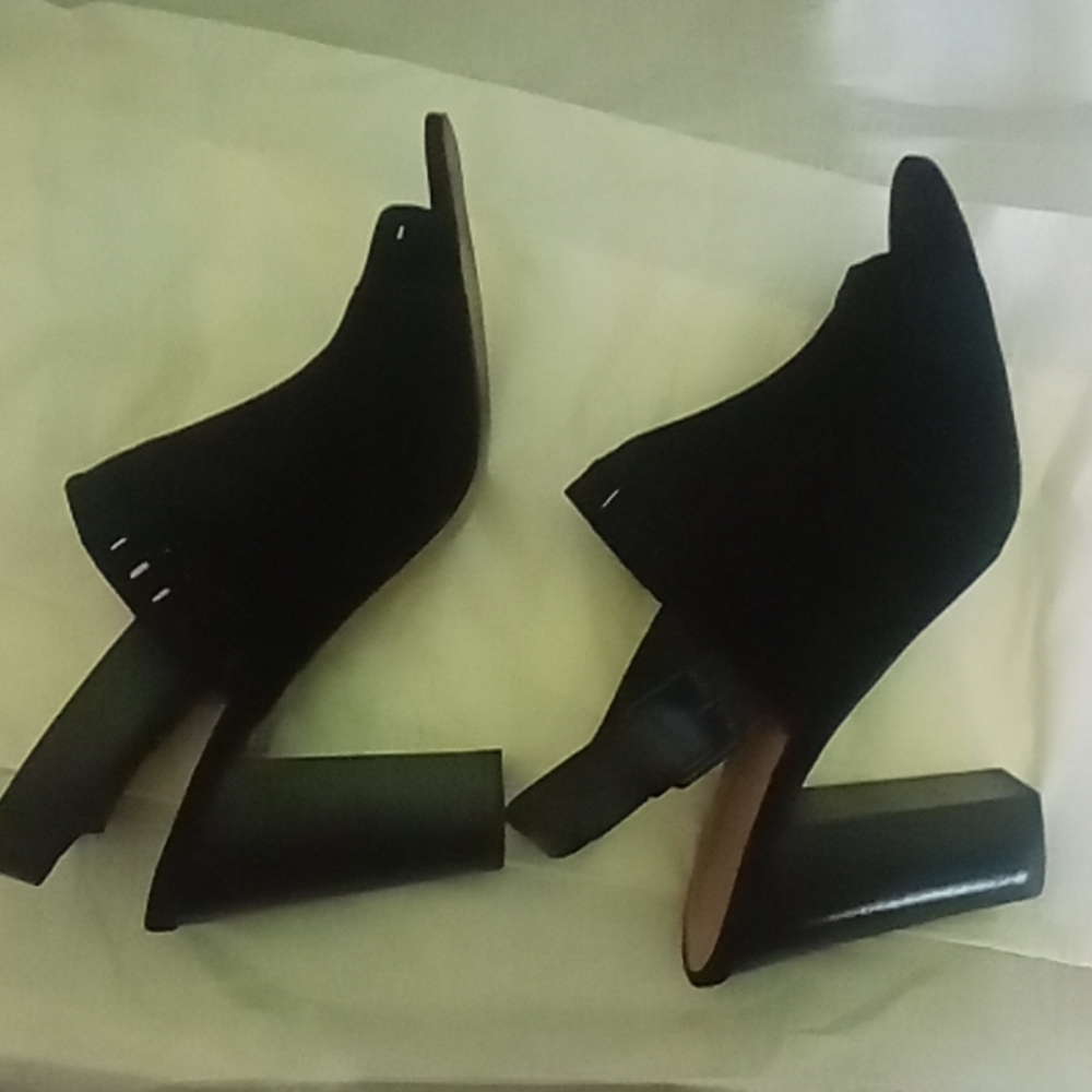 👠 DONATING SOON Black Tahari Velvet Mules